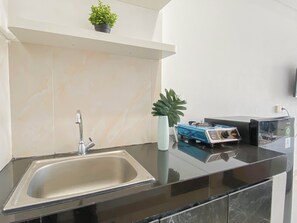 Apartamento standard | Cozinha privada | Geladeira, talheres/pratos/utensílios de cozinha