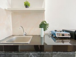 Apartamento standard | Cozinha privada | Geladeira, talheres/pratos/utensílios de cozinha