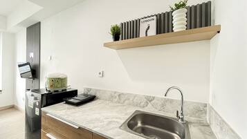 Standard Apartment | Private kitchen | Cookware/dishes/utensils