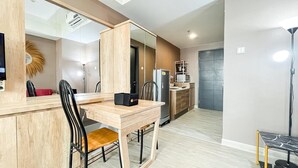 Standard Apartment | Makan dalam bilik