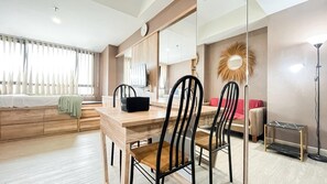 Standard-Apartment | Essbereich im Zimmer