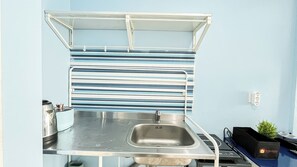 Standard Apartment | Private kitchen | Cookware/dishes/utensils