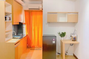 Apartamento standard | Cozinha privada | Geladeira, talheres/pratos/utensílios de cozinha