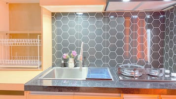 Apartemen Standar | Dapur pribadi | Lemari es dan peralatan masak/sendok-piring