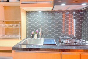 Apartamento standard | Cozinha privada | Geladeira, talheres/pratos/utensílios de cozinha