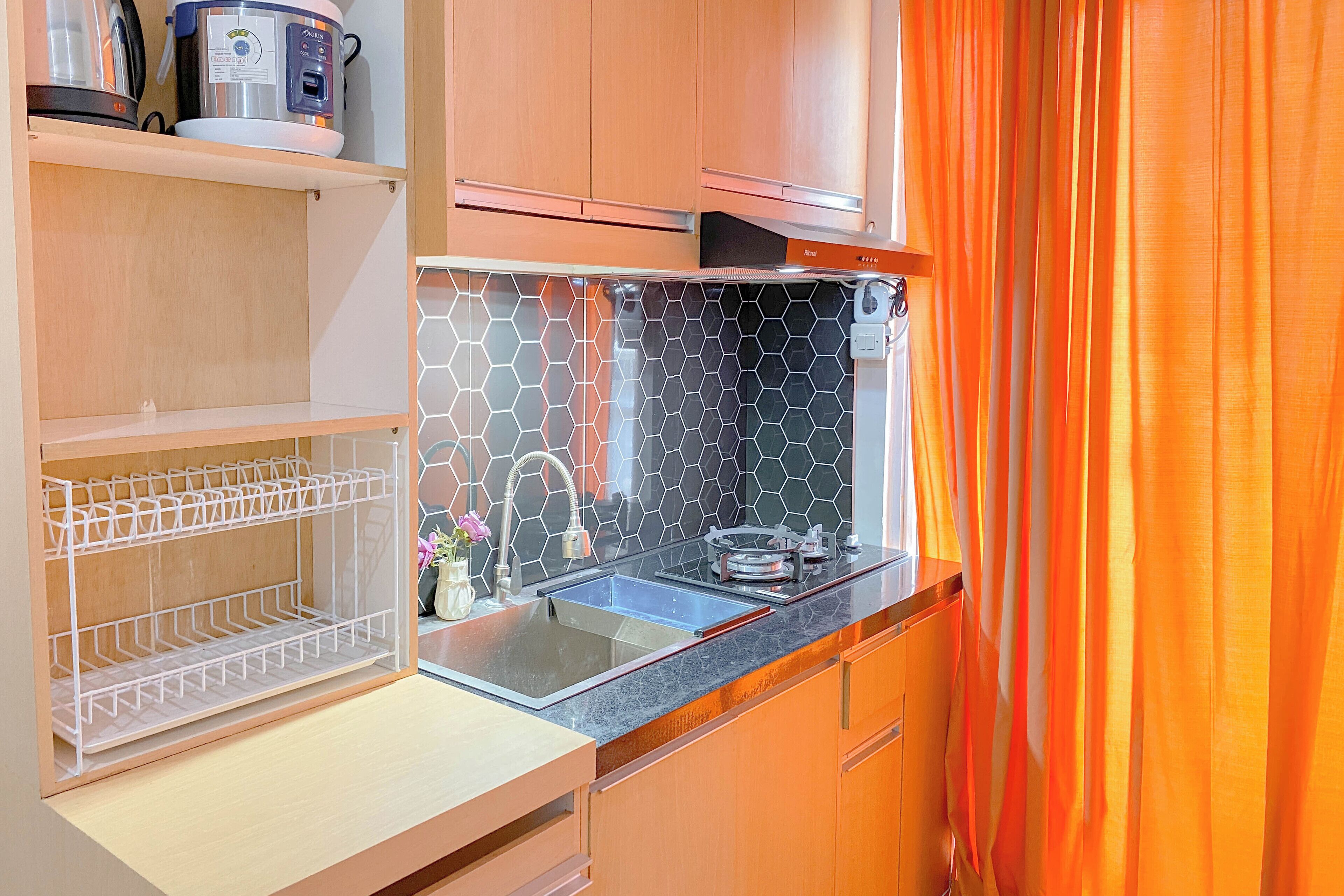 Apartemen Standar | Dapur pribadi | Lemari es dan peralatan masak/sendok-piring