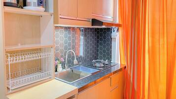 Standard Apartment | Private kitchen | Fridge, cookware/dishes/utensils