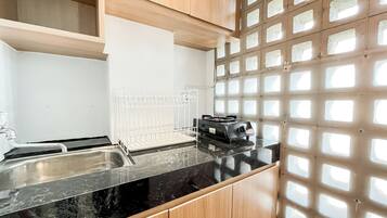 Standard Apartment | Private kitchen | Cookware/dishes/utensils