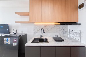 Departamento estándar | Cocina privada | Refrigerador y utensilios de cocina 