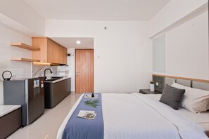 Standard Apartment - Studio Near Krl Station At Cisauk Point Apartment (Cisauk)