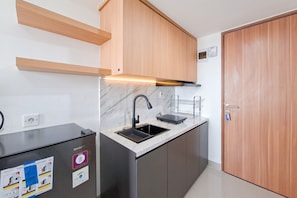 Apartemen Standar | Dapur pribadi | Lemari es dan peralatan masak/sendok-piring