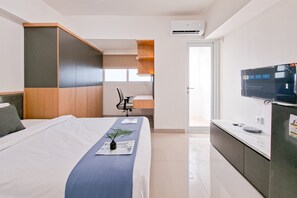 Standard Apartment - Studio Near Krl Station At Cisauk Point Apartment (Cisauk)