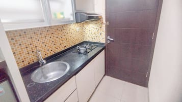 Apartamento standard | Cozinha privada | Geladeira, talheres/pratos/utensílios de cozinha