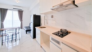 Apartemen Standar | Dapur pribadi | Peralatan masak/sendok-piring