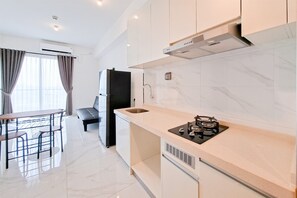 Apartamento standard | Cozinha privada | Talheres/pratos/utensílios de cozinha