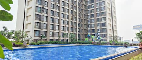 Una piscina al aire libre