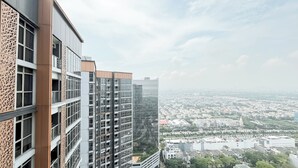 Un edificio de gran altura con varios pisos, ventanas amplias y vistas a un paisaje urbano.