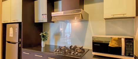 Standaard appartement | Privékeuken | Kookgerei, borden en bestek