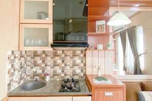 Standard Apartment | Private kitchen | Cookware/dishes/utensils