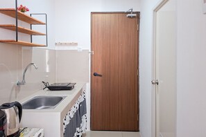 Private kitchen - Studio Near Station At Sudimara Forestwalk Apartment (South Tangerang)