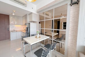 Standard Apartment | Makan dalam bilik