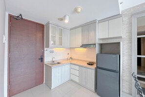 Standard Apartment | Private kitchen | Cookware/dishes/utensils