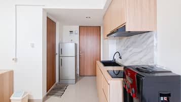 Apartamento standard | Cozinha privada | Geladeira, talheres/pratos/utensílios de cozinha