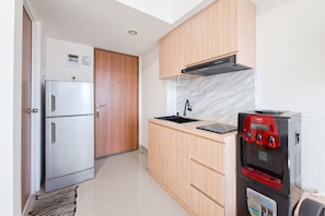 Appartement Standard | Cuisine privée | Réfrigérateur, batterie de cuisine, vaisselle et ustensiles