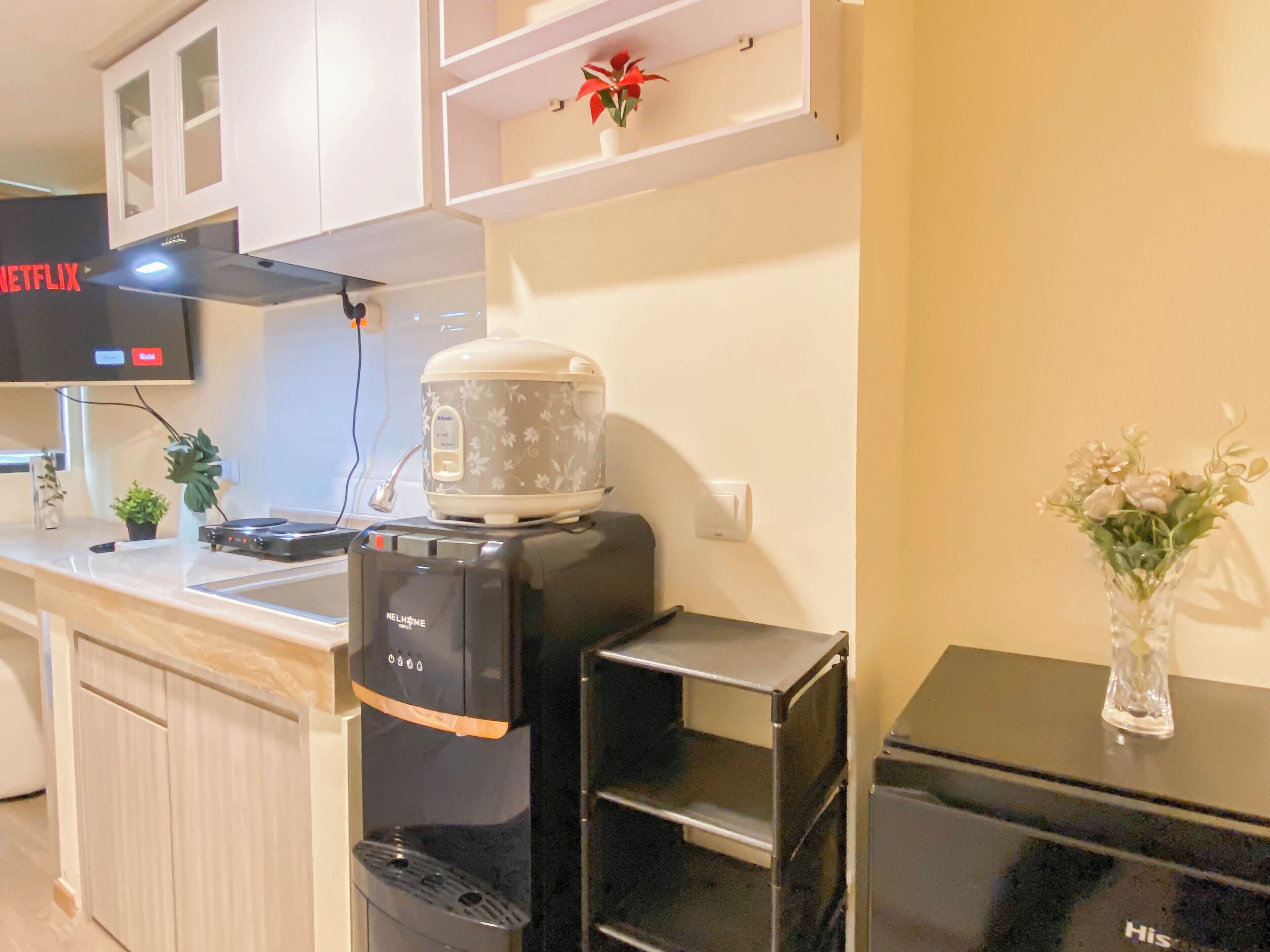 Standard Apartment | Private kitchen | Cookware/dishes/utensils