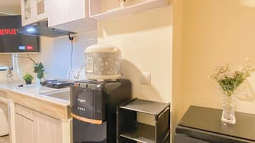 Standard Apartment | Private kitchen | Cookware/dishes/utensils