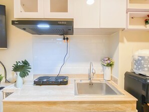 Standard Apartment | Private kitchen | Cookware/dishes/utensils