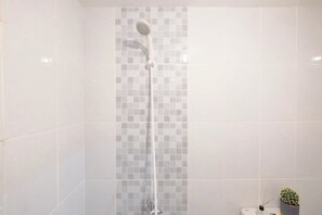 Standard Apartment | Bathroom