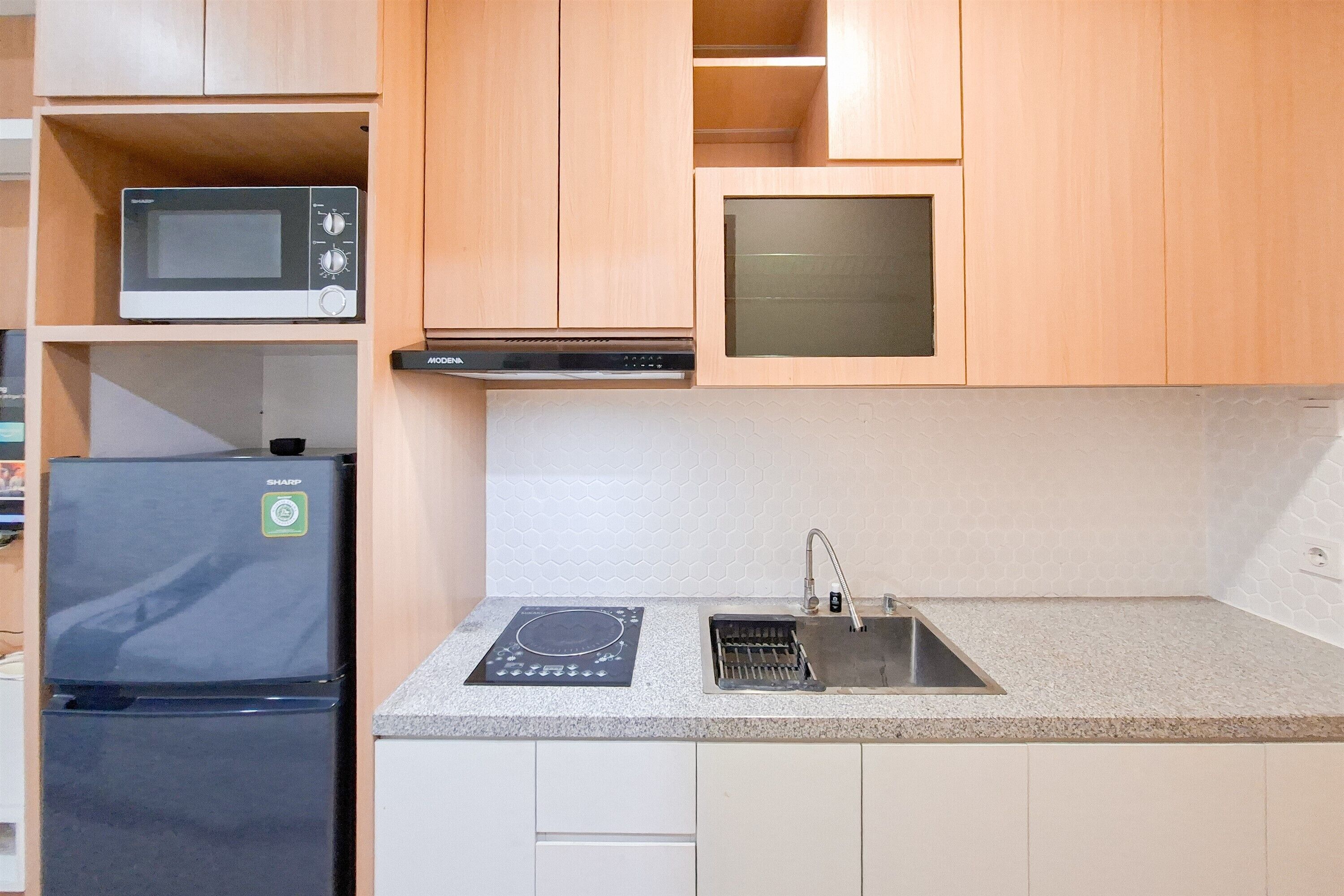 Standard Apartment | Private kitchen | Fridge, cookware/dishes/utensils