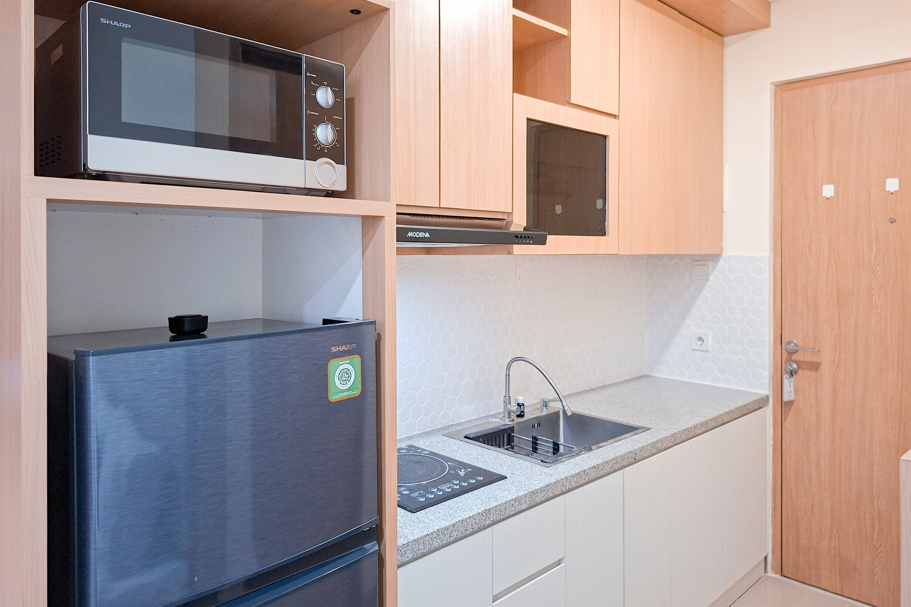 Standard Apartment | Private kitchen | Fridge, cookware/dishes/utensils