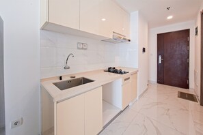Standard Apartment | Private kitchen | Cookware/dishes/utensils