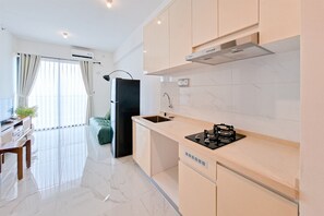 Apartamento standard | Cozinha privada | Talheres/pratos/utensílios de cozinha