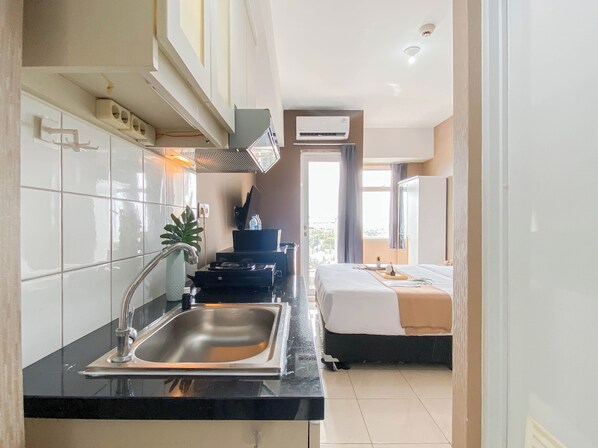 Apartamento standard | Cozinha privada | Geladeira, talheres/pratos/utensílios de cozinha