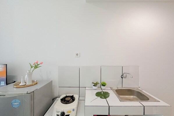 Standard Apartment | Private kitchen | Cookware/dishes/utensils