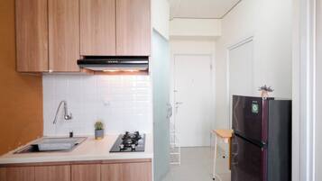 Standard Apartment | Private kitchen | Cookware/dishes/utensils