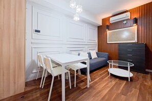 Standard-Apartment | Essbereich im Zimmer