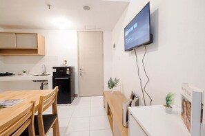 Standard-Apartment | Essbereich im Zimmer