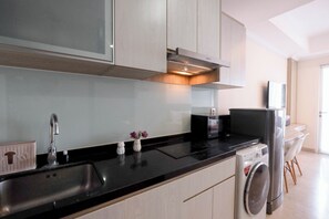Standard Apartment | Private kitchen | Cookware/dishes/utensils