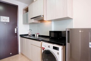 Standard Apartment | Private kitchen | Cookware/dishes/utensils