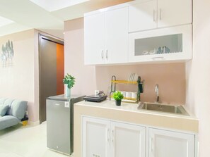 Standard Apartment | Private kitchen | Fridge, cookware/dishes/utensils