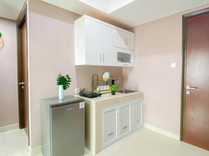 Standard Apartment | Private kitchen | Fridge, cookware/dishes/utensils
