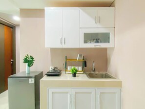 Standard Apartment | Private kitchen | Fridge, cookware/dishes/utensils