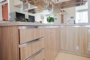Standard Apartment | Private kitchen | Cookware/dishes/utensils