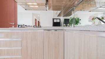 Standard Apartment | Private kitchen | Cookware/dishes/utensils