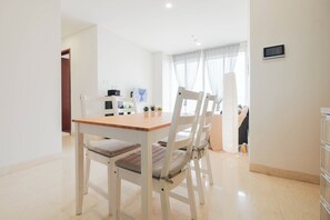 標準公寓 | 房內用餐
