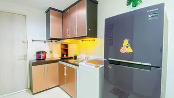 Standaard appartement | Privékeuken | Kookgerei, borden en bestek